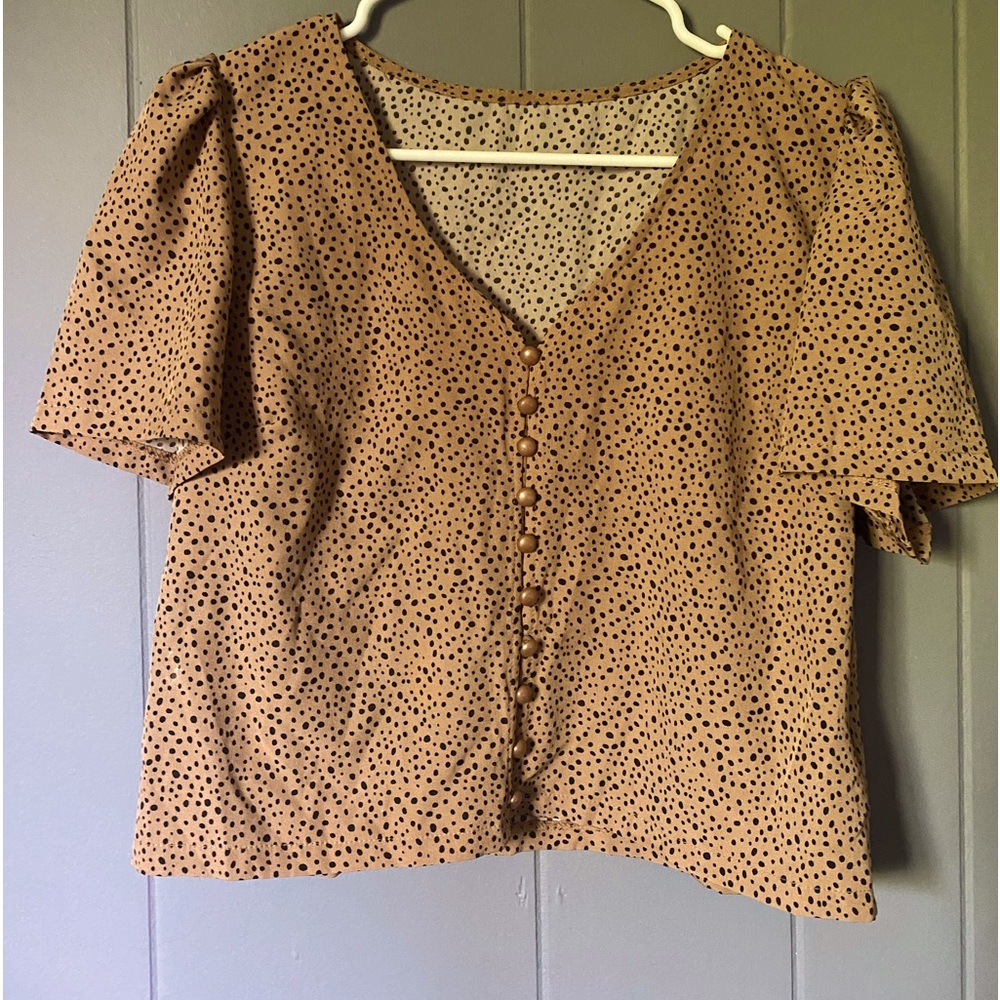 Short buttoned top with puff sleeves